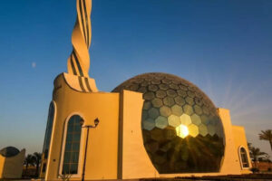 शारजाह की अल नस्र मस्जिद के अंदर, रमज़ान 2026 के लिए आश्चर्यजनक कांच के गुंबद वाला अजूबा खुला | विश्व समाचार