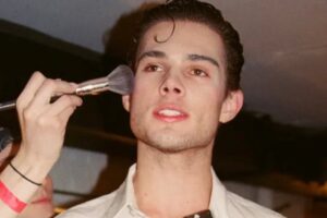 एरिज़ोना में गिरफ़्तारी और उसकी उपस्थिति पर विवाद के बाद ऐलेना वेलेज़ शो में क्लैविकुलर ने न्यूयॉर्क सिटी रनवे पर पदार्पण किया