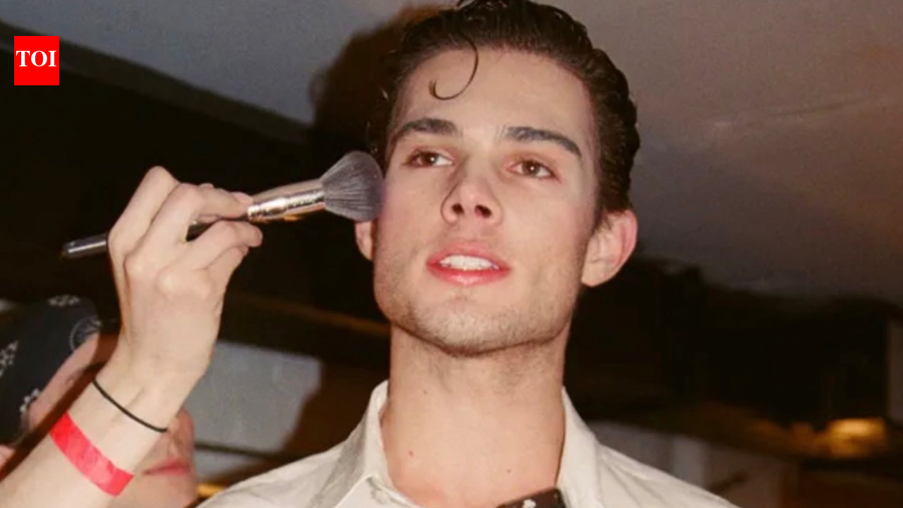 एरिज़ोना में गिरफ़्तारी और उसकी उपस्थिति पर विवाद के बाद ऐलेना वेलेज़ शो में क्लैविकुलर ने न्यूयॉर्क सिटी रनवे पर पदार्पण किया