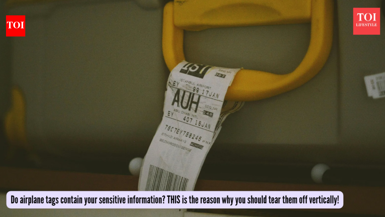 हवाई जहाज़ सामान टैग: क्या हवाई जहाज़ टैग में संवेदनशील जानकारी होती है? यही कारण है कि आपको उन्हें लंबवत रूप से तोड़ना चाहिए!