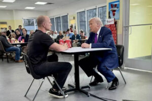 जोश पाटे के पॉडकास्ट पर उपस्थिति के बाद डोनाल्ड ट्रम्प की सूजी हुई टखने नई स्वास्थ्य चिंताओं को जन्म देती हैं