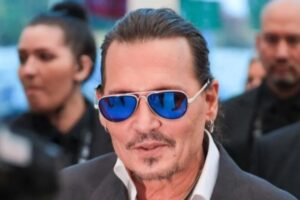 जॉनी डेप की मित्रता का शांत अभिनय: कैसे उन्होंने एरिक डांस को एक घर दिया और उनके निधन से पहले उनके एएलएस के बोझ को कम किया