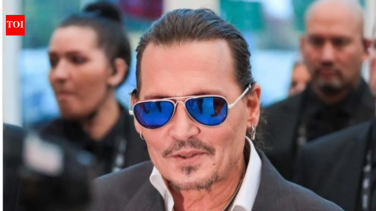 जॉनी डेप की मित्रता का शांत अभिनय: कैसे उन्होंने एरिक डांस को एक घर दिया और उनके निधन से पहले उनके एएलएस के बोझ को कम किया