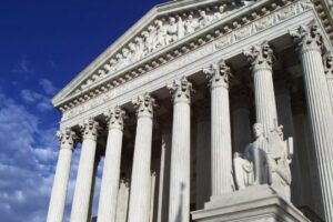 असहमति में, तीन न्यायाधीशों ने चेतावनी दी कि टैरिफ निर्णय कम से कम अल्पावधि में अराजकता फैला सकता है