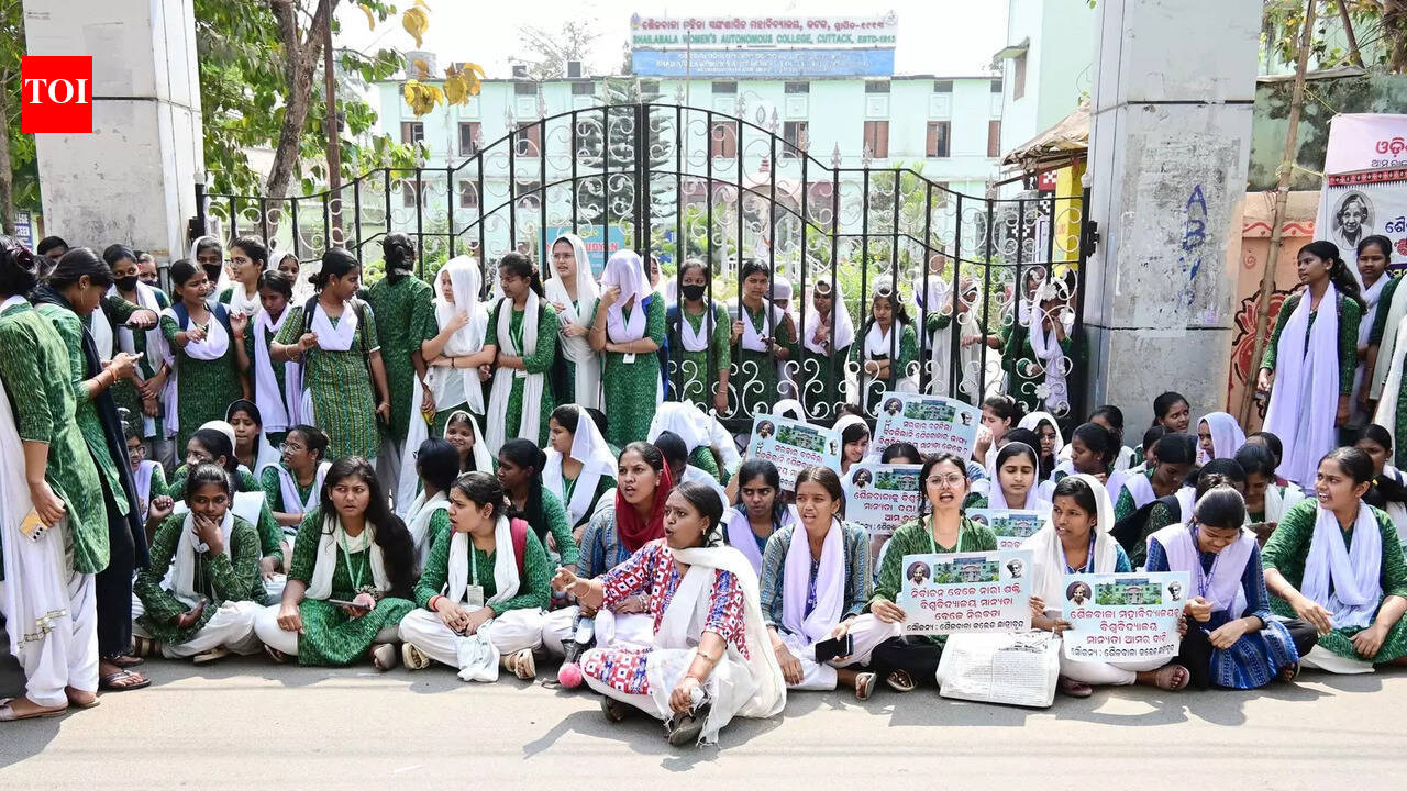 छात्रों ने एसबी महिला कॉलेज को विश्वविद्यालय का दर्जा देने की मांग की | भुबनेश्वर समाचार