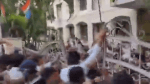 ‘शर्टलेस’ विरोध: इंदौर में बीजेपी, कांग्रेस कार्यकर्ताओं के बीच झड़प, पथराव – देखें | भारत समाचार