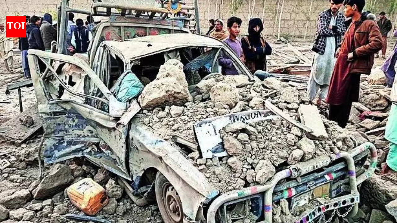 पाक का दावा है कि उसने अफ़ग़ान सीमा पर हमलों में कम से कम 70 चरमपंथियों को मार गिराया है