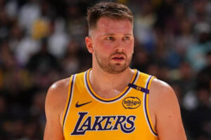 क्या लुका डोंसिक आज रात बोस्टन सेल्टिक्स के विरुद्ध खेल रही है? लॉस एंजिल्स लेकर्स स्टार की चोट रिपोर्ट पर नवीनतम अपडेट (22 फरवरी, 2026) | एनबीए न्यूज़