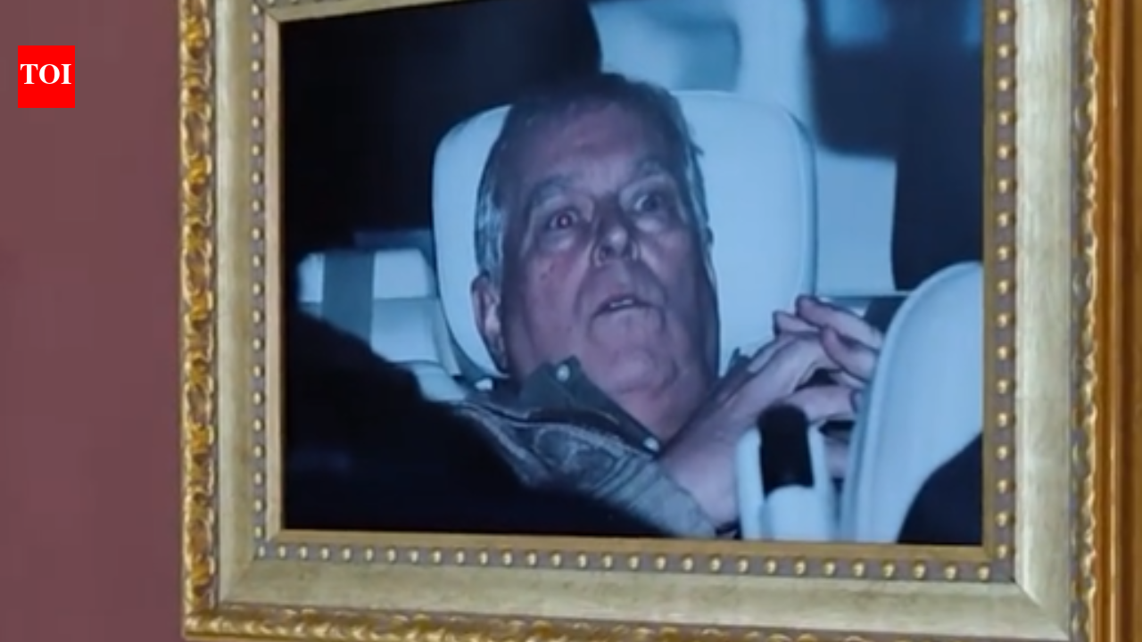 “अब उसे पसीना आ रहा है”: कार्यकर्ताओं ने फ्रांस के लौवर संग्रहालय के अंदर पूर्व प्रिंस एंड्रयू की गिरफ्तारी की तस्वीर लटकाई