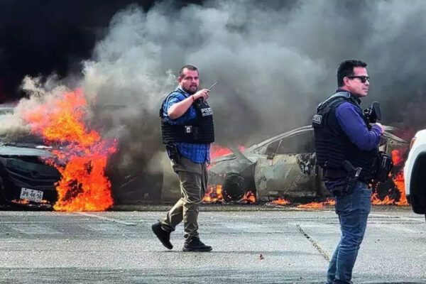 सेना द्वारा ‘एल मेनचो’ कार्टेल के प्रमुख की हत्या के बाद मेक्सिको जल उठा