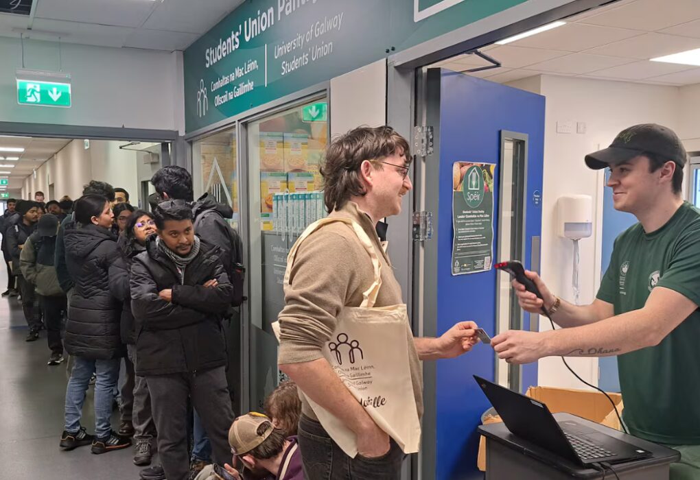 ‘क्या यह सिर्फ एक घोटाला है…’: आयरिश यूनिवर्सिटी फूड बैंक में लाइन में लगे ‘भारतीय छात्रों’ की तस्वीर पर विवाद