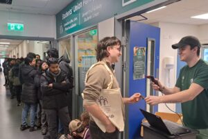 ‘क्या यह सिर्फ एक घोटाला है…’: आयरिश यूनिवर्सिटी फूड बैंक में लाइन में लगे ‘भारतीय छात्रों’ की तस्वीर पर विवाद