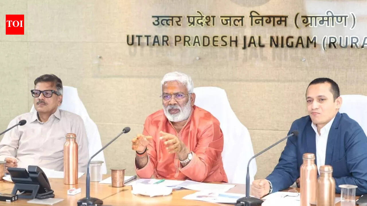 जल शक्ति मंत्री ने यूपी के गांवों में जल परियोजनाओं की प्रगति की समीक्षा की; अधिकारियों को गर्मियों तक व्यवस्थाएं पूरी करने के आदेश | भारत समाचार