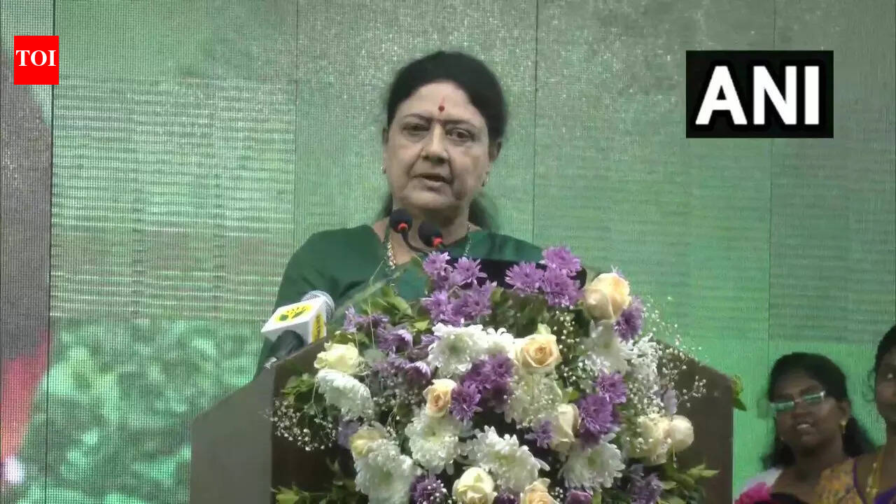 ‘दुश्मनों और गद्दारों को हटाओ’: तमिलनाडु चुनाव से पहले शशिकला ने लॉन्च की नई राजनीतिक पार्टी | भारत समाचार