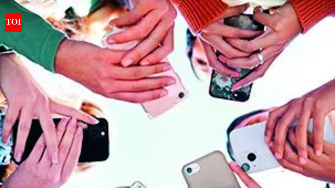 डूम्सक्रोल पीढ़ी का अचेतन साउंडट्रैक? यह एक तमाशा है