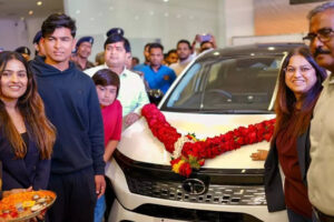 बिहार के मुख्यमंत्री से 50 लाख रुपये के इनाम के बाद, 14 वर्षीय वैभव सूर्यवंशी ने 22 लाख रुपये की नई कार का प्रदर्शन किया। क्रिकेट समाचार