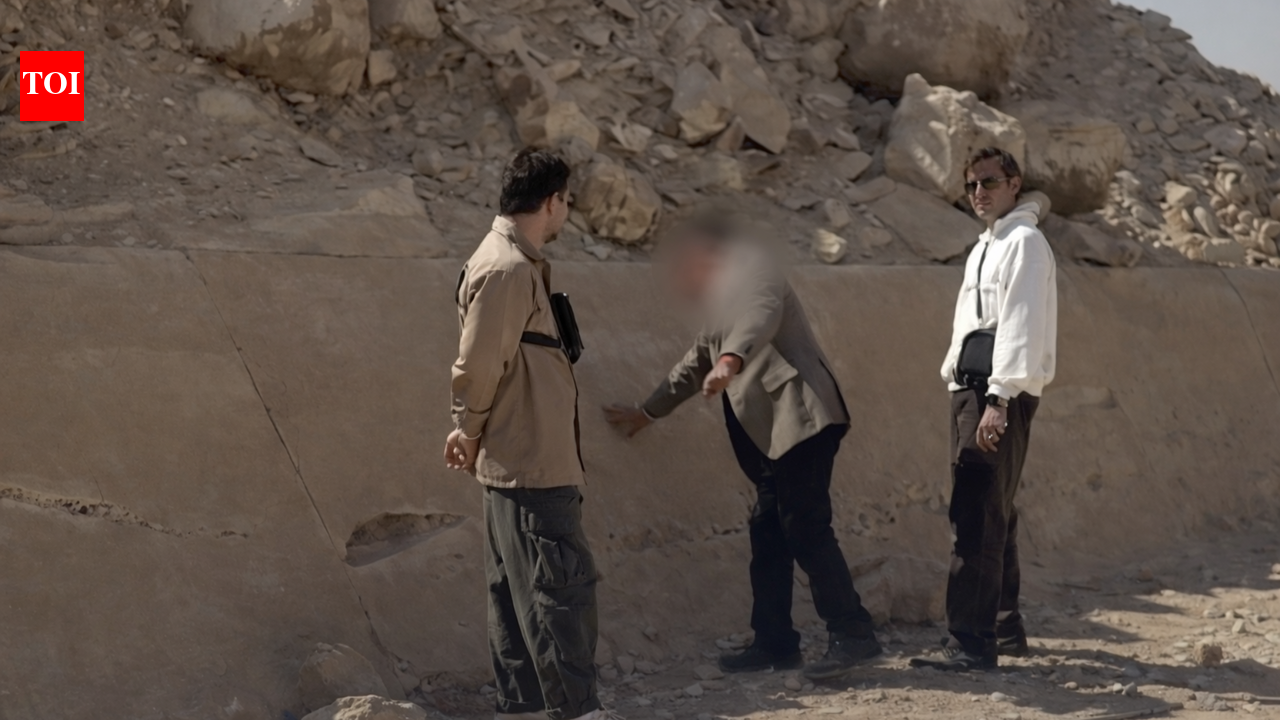 वायरल वीडियो में 4,000 साल पुराने पिरामिड का ‘चित्र बनाते’ दिखाए जाने के बाद मिस्र में टूर गाइड को गिरफ्तार कर लिया गया विश्व समाचार