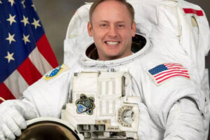 अंतर्राष्ट्रीय अंतरिक्ष स्टेशन पर नासा के अंतरिक्ष यात्री माइक फिन्के की चिकित्सा समस्या अंतरिक्ष यात्रियों की कक्षा से ऐतिहासिक निकासी का प्रतीक है |