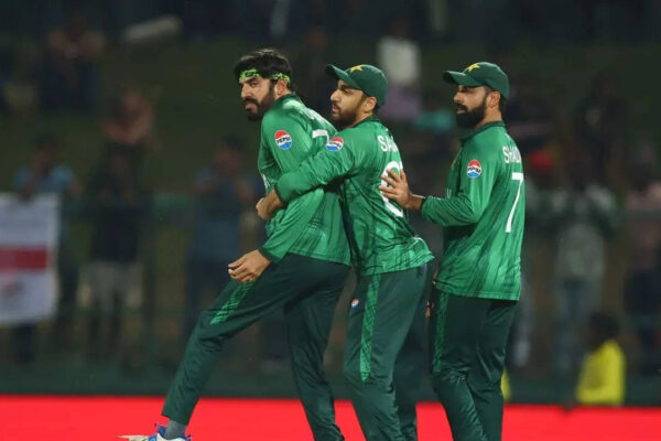 सलमान आगा की पत्नी सब्बा मंज़र ने पाकिस्तान प्रशंसकों की आलोचना की: मुझे और मेरे बेटे को गाली देने से वे विश्व कप नहीं जीत पाएंगे | क्रिकेट समाचार