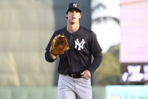 न्यू यॉर्क यांकीज़ सेंटर के फील्डर स्पेंसर जोन्स ने स्प्रिंग ट्रेनिंग में हैरतअंगेज होम रन मारा, जिससे हर कोई स्तब्ध रह गया | एमएलबी न्यूज़