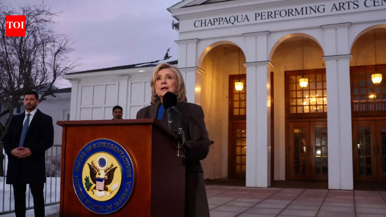 यूएफओ, पिज़्ज़ागेट और लीक तस्वीरें: हिलेरी क्लिंटन को एपस्टीन फ़ाइलों के बारे में कठिन सवालों का सामना करना पड़ा