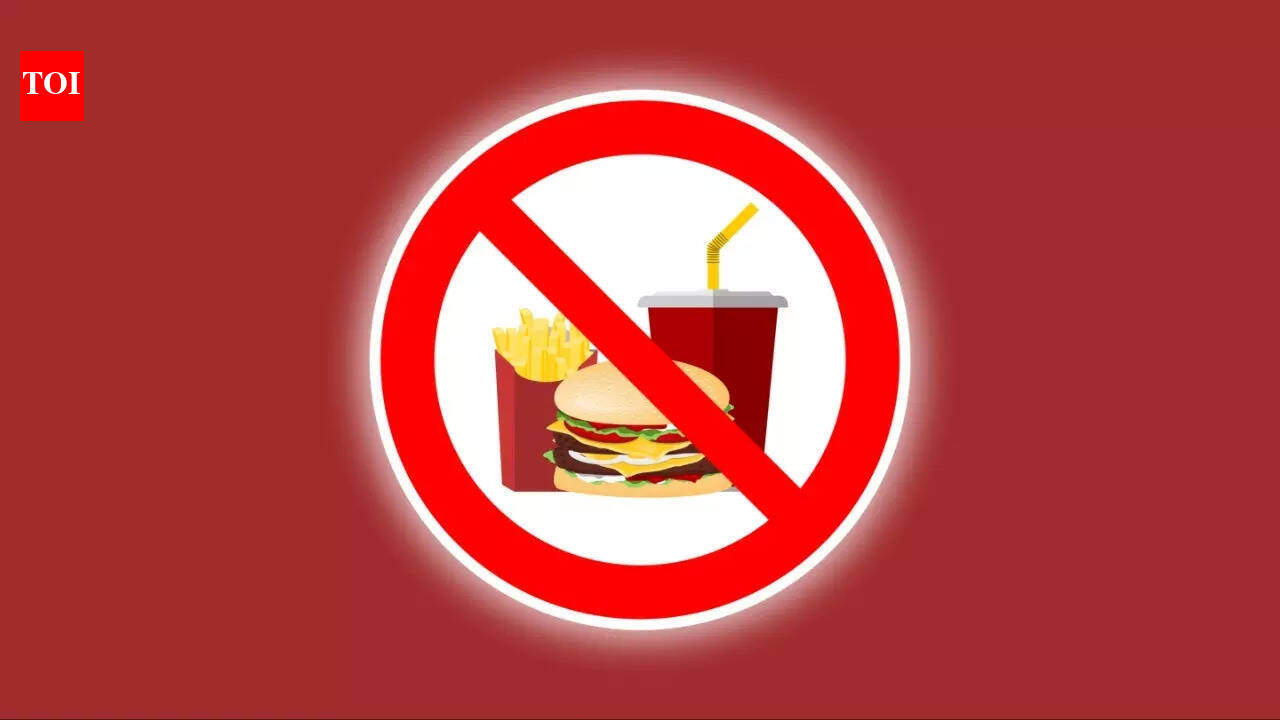 अलविदा विशाल हैमबर्गर होर्डिंग: अबू धाबी ने जंक फूड के विज्ञापन पर प्रतिबंध लगा दिया है और मोटापा को लक्षित करने वाली नई सार्वजनिक स्वास्थ्य नीति के बीच होर्डिंग में चीनी को कम करने का आह्वान किया गया है।