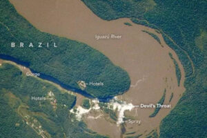 अपनी चौड़ाई के हिसाब से दुनिया की सबसे बड़ी जलप्रपात प्रणाली ब्राज़ील और अर्जेंटीना के बीच स्थित है: यह 2.7 किलोमीटर तक फैली हुई है विश्व समाचार