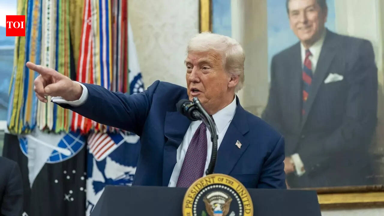 डोनाल्ड ट्रम्प का कहना है कि वह ईरान अभियान से ‘दूर’ हैं, छोटे अभियान का संकेत देते हैं