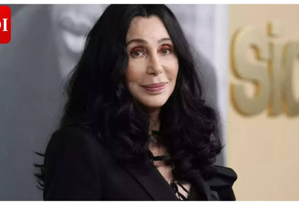 चेर के बेटे एलिजा ऑलमैन पर न्यू हैम्पशायर निजी स्कूल में साधारण हमले और चोरी का आरोप लगाया गया |