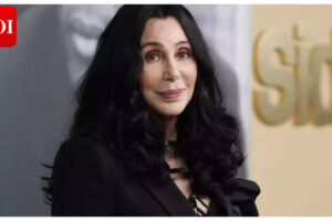 चेर के बेटे एलिजा ऑलमैन पर न्यू हैम्पशायर निजी स्कूल में साधारण हमले और चोरी का आरोप लगाया गया |