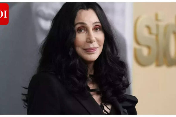 चेर के बेटे एलिजा ऑलमैन पर न्यू हैम्पशायर निजी स्कूल में साधारण हमले और चोरी का आरोप लगाया गया |