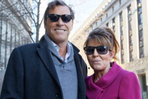 2026 में रॉन डुगुए और सारा पॉलिन की संयुक्त निवल संपत्ति: कैसे एनएचएल करियर और राजनीति ने उनकी संपत्ति बनाई | एनएचएल न्यूज़