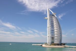 देखें: ईरानी हमले के बाद दुबई में बुर्ज अल अरब पर गिरे ड्रोन के अवशेष