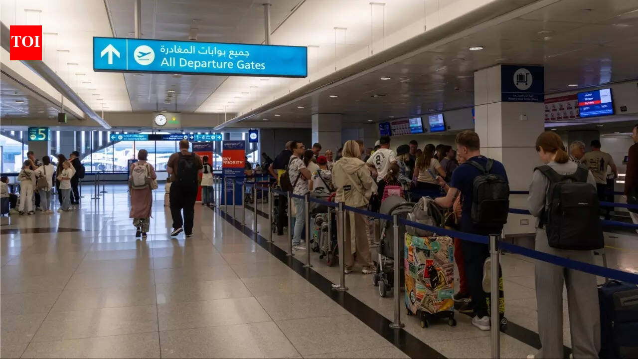 यूएई हवाई क्षेत्र में अराजकता: ईरान के खिलाफ अमेरिका-इजरायल युद्ध और उड़ान व्यवधान के बीच शारजाह हवाई अड्डे ने यात्रियों को सलाह जारी की