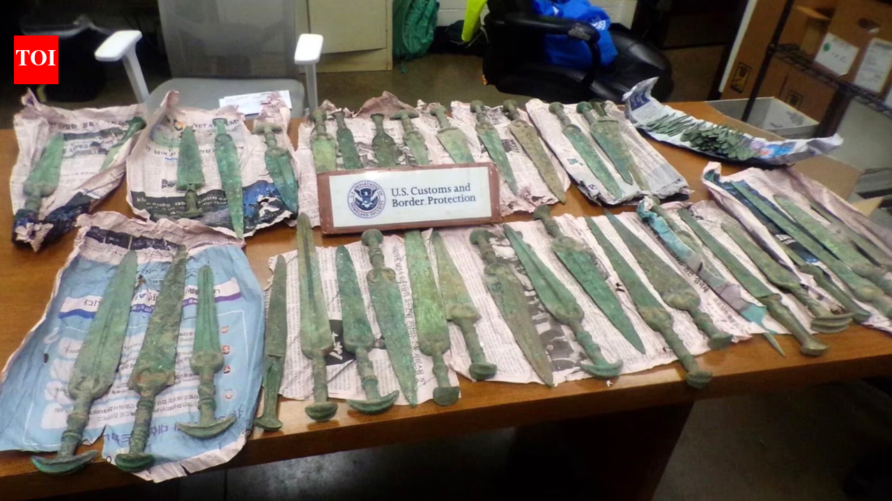 एक अजीब तस्करी मामले में फिलाडेल्फिया में एक अमेरिकी बंदरगाह पर 36 4,000 साल पुरानी तलवारें जब्त की गईं | विश्व समाचार