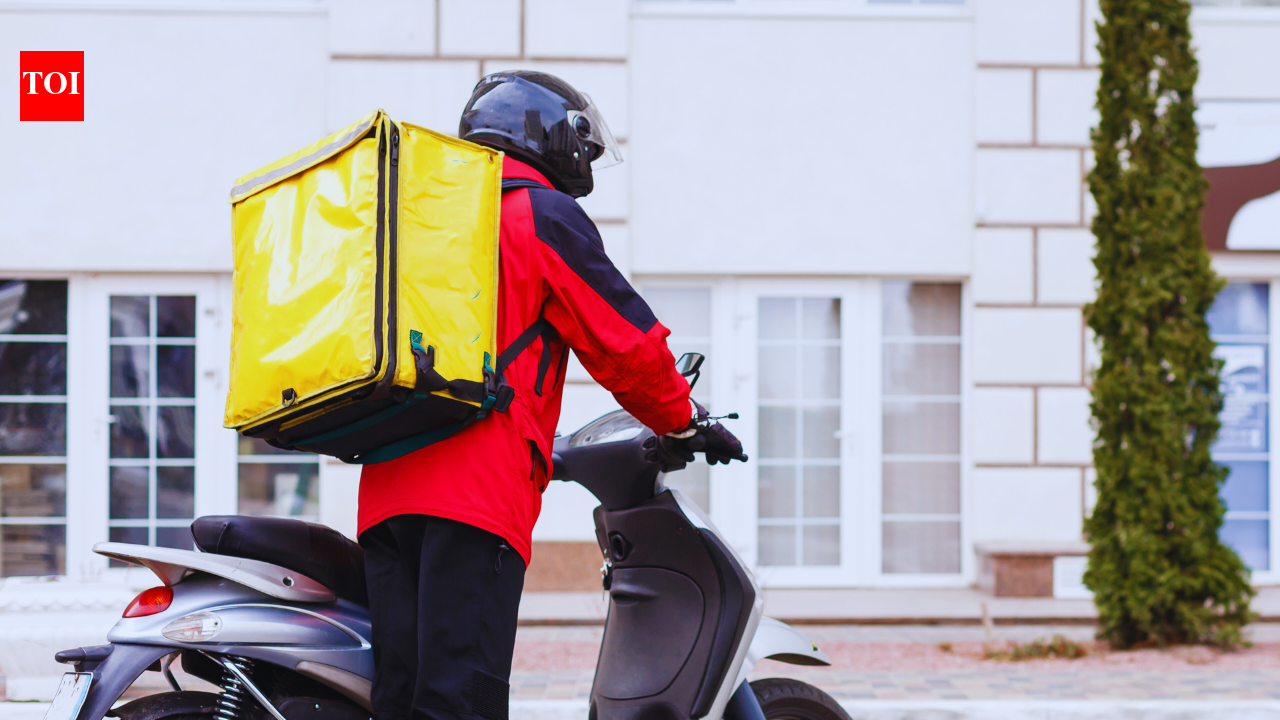 गुड़गांव में ट्रक के पलटे और डिलीवरी एजेंट को पहियों ने कुचल दिया; ड्राइवर गिरफ्तार | गुड़गांव समाचार