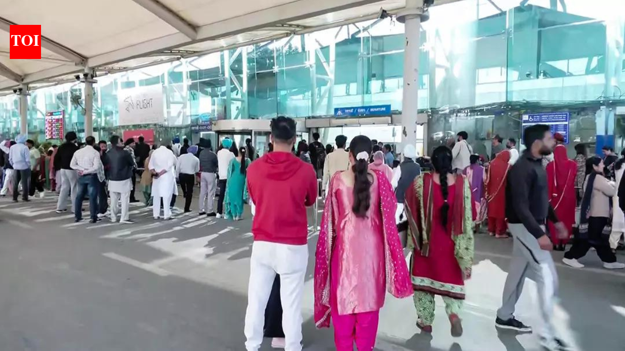 ईरान युद्ध: लगभग 2,000 उड़ानें रद्द होने से हवाई यात्रा ठप | भारत समाचार