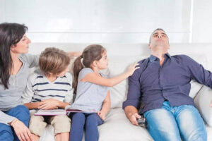 बच्चा भी इसे महसूस कर सकता है: माता-पिता का तनाव चुपचाप बच्चों को कैसे प्रभावित करता है