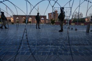 मध्य पूर्व में तनाव बढ़ने पर गृह मंत्रालय ने राज्यों को किया अलर्ट; कश्मीर में इंटरनेट प्रतिबंध और कड़ी सुरक्षा | भारत समाचार