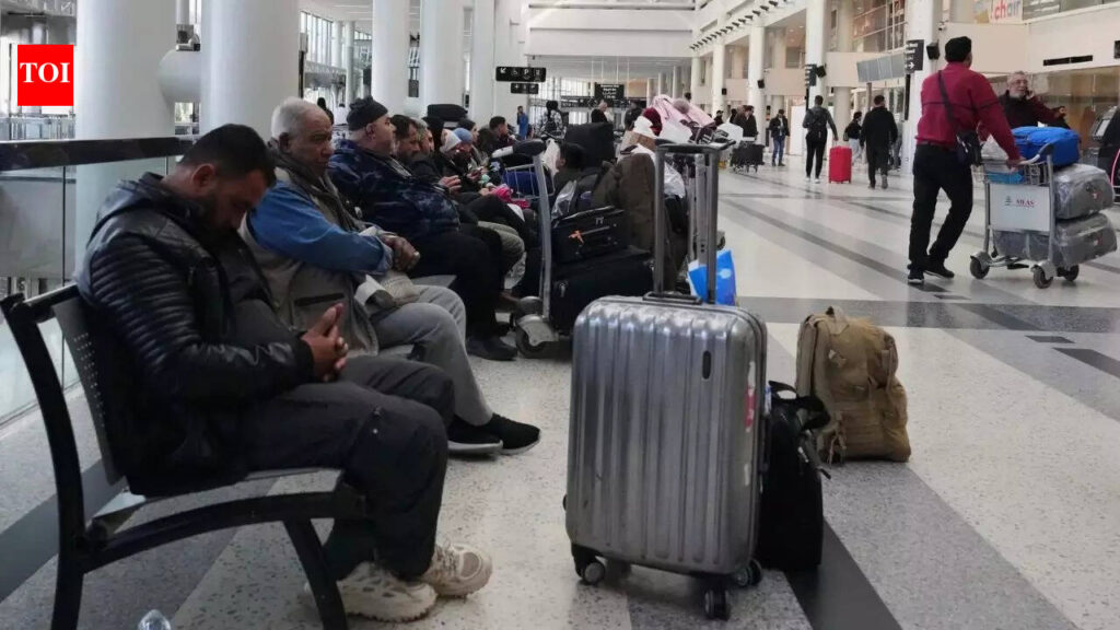 ईरान के साथ संघर्ष से हवाई यात्रा बाधित; अमीरात, एतिहाद, एयर इंडिया और इंडिगो ने जारी की एडवाइजरी | भारत समाचार