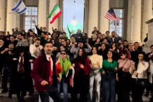 ईरान के साथ यूएस-इजरायल युद्ध: खामेनेई की मौत के बाद ईरानियों ने यूएस, इजरायल और ईरानी झंडे के साथ वाईएमसीए नृत्य के साथ जश्न मनाया | विश्व समाचार