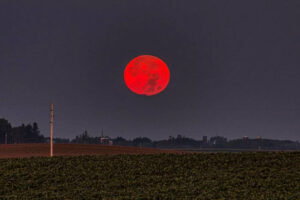 पूर्ण चंद्र ग्रहण के दौरान चंद्रमा लाल क्यों हो जाता है: रक्त चंद्रमा के पीछे की भौतिकी |