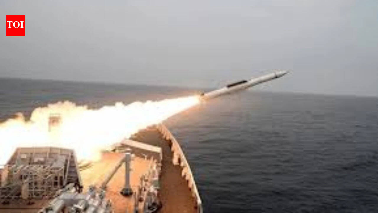 उन्नत हल्के हेलीकॉप्टर: रक्षा मंत्रालय ने 6 एएलएच हेलीकॉप्टरों के लिए एचएएल के साथ 2,900 करोड़ रुपये के अनुबंध पर हस्ताक्षर किए और जहाज मिसाइलों के लिए रूस के साथ 2,182 करोड़ रुपये के समझौते पर हस्ताक्षर किए।