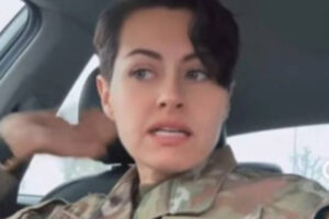 एक वर्दीधारी अमेरिकी वायु सेना सार्जेंट ने अमेरिका के खिलाफ हल्ला मचाते हुए एक वीडियो रिकॉर्ड किया। मेलिसा मेस कौन है?