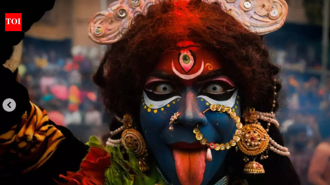 ‘राख से राख, धूल से धूल’: मणिकर्णिका घाट पर मसान होली के अंदर | भारत समाचार