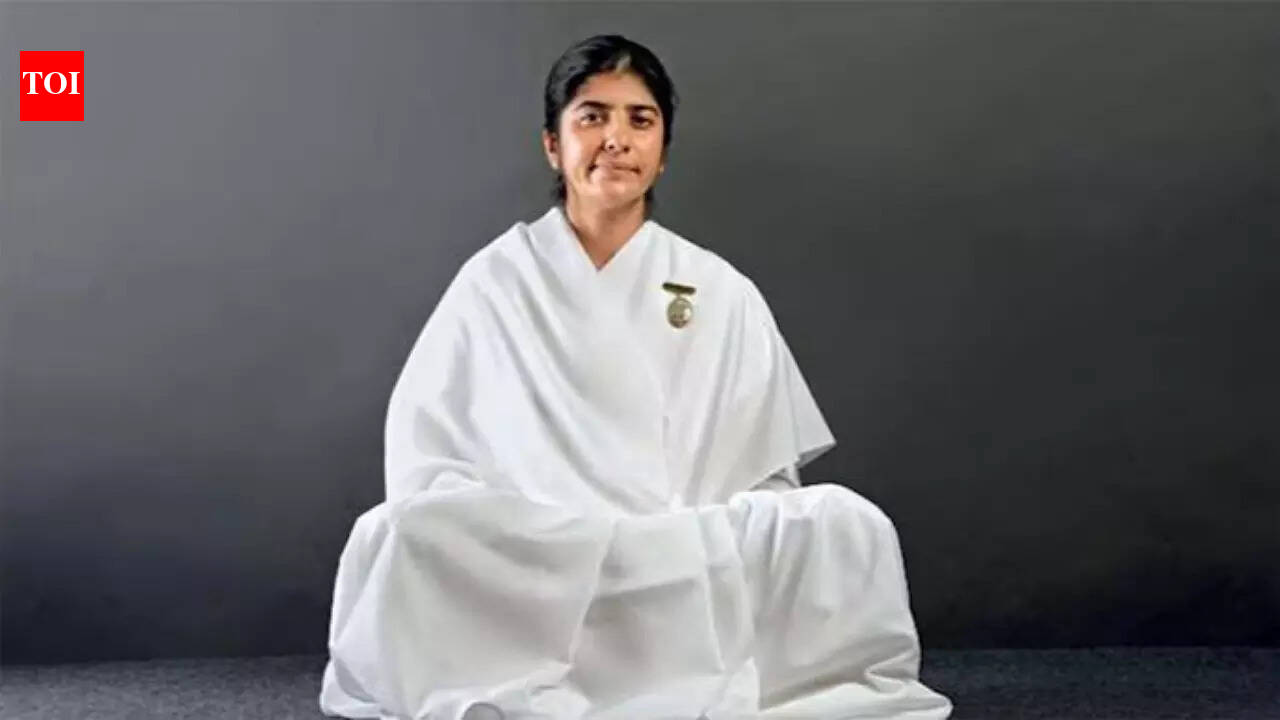 बच्चों के लिए मुस्कुराने का महत्व: सिस्टर शिवानी बच्चों के लिए दिन का उद्धरण: “मुस्कुराता हुआ चेहरा कभी भी स्टाइल से बाहर नहीं जाता है, इसलिए हमेशा मुस्कुराते रहें।”