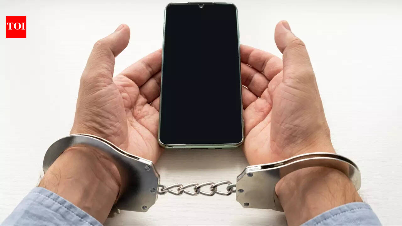 खाड़ी में हाई अलर्ट: ईरान-अमेरिका-इजरायल युद्ध के बीच सोशल मीडिया पर सैन्य और वायु रक्षा प्रयासों का मजाक उड़ाने वाले वायरल वीडियो पर कुवैत ने दो को गिरफ्तार किया