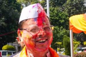 उत्तराखंड के मुख्यमंत्री पुष्कर सिंह धामी ने सरकारी आवास पर जनता के साथ मनाई होली | भारत समाचार