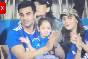 आलिया भट्ट और रणबीर कपूर बेटी राहा को वानखेड़े में भारत-इंग्लैंड टी20 सेमीफाइनल देखने ले गए, मनमोहक वीडियो वायरल | हिंदी मूवी समाचार