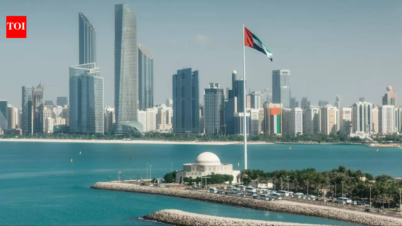 अबू धाबी सीमा पर: ईरान से आए ड्रोन के अवशेष और संयुक्त राज्य अमेरिका और इज़राइल के बीच संघर्ष के दौरान एक औद्योगिक क्षेत्र में दुर्घटनाग्रस्त होने से 6 घायल हो गए